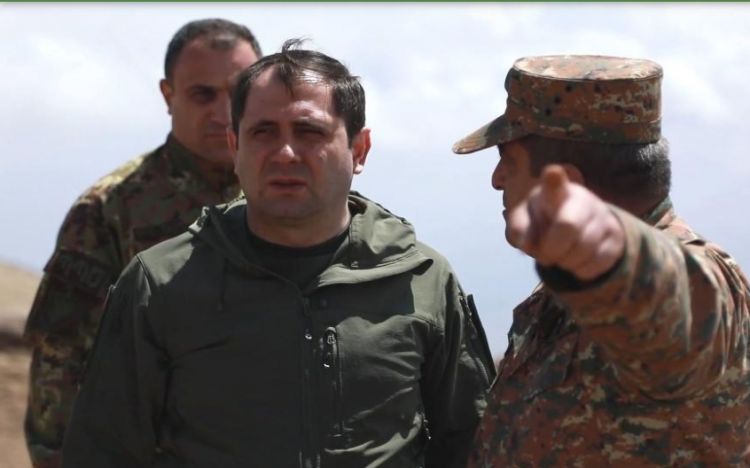 Министр обороны Армении посетил воинские части на границе с Азербайджаном