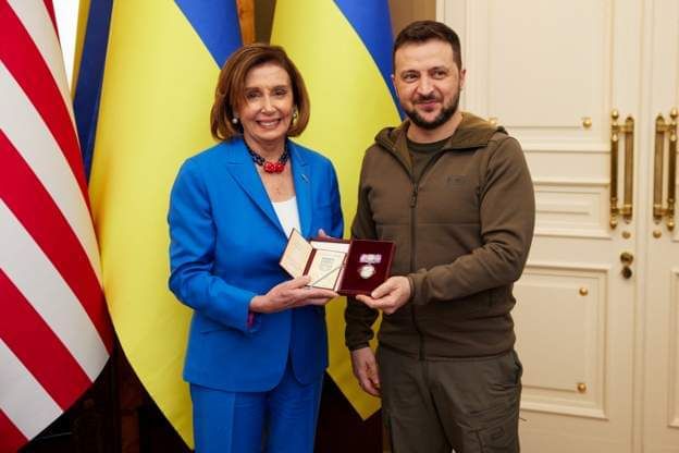 رئيسة مجلس النواب الأمريكي بيلوسي تلتقي زيلينسكي في كييف