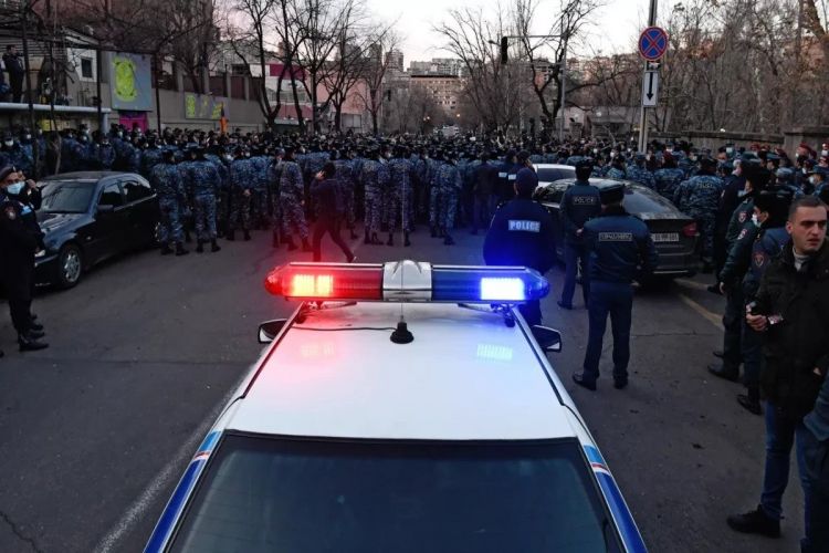 Полиция начала задерживать протестующих в Ереване