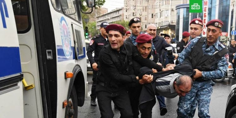 Число задержанных граждан в ходе акций протестов в Ереване достигло 244
