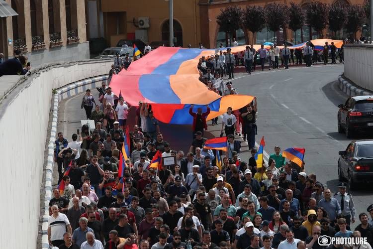 Ermənistanda etirazçılar “Zvartnots” aeroportuna gedən yolu bağlayıb