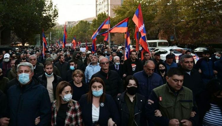 İrəvanda etirazçılar Kiyev körpüsünü bağladı Paşinyanın istefasını tələb edirlər
