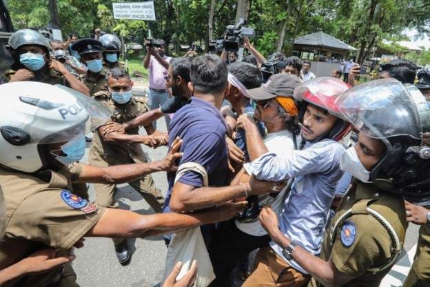 سريلانكا تقر بتراجع الاحتياطي الأجنبي في الخزينة العامة إلى مستويات خطيرة