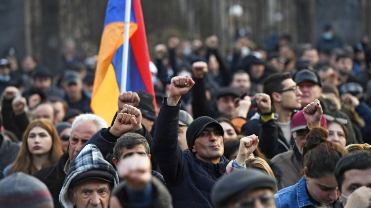 Армянская оппозиция начала шествие по улицам Еревана