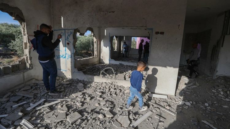 القوات الإسرائيلية تهدم منزل فلسطيني