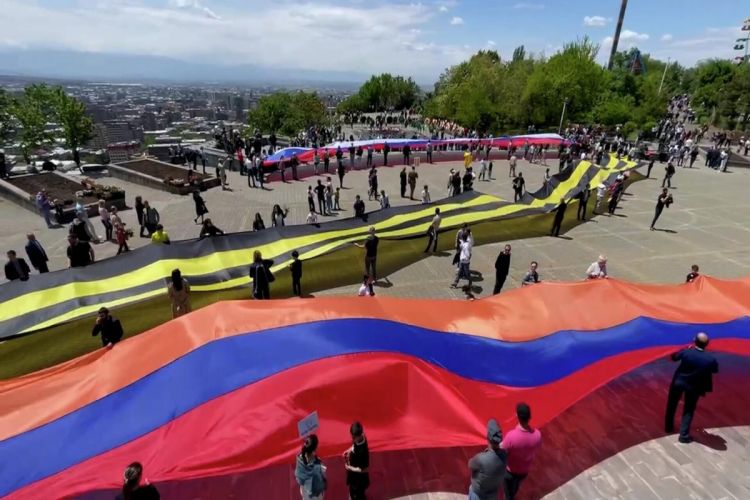 В Ереване написали Z из флагов и Георгиевской ленты