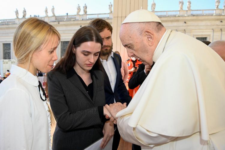 Папа римский встретился с женами двух военнослужащих, находящихся на «Азовстали»
