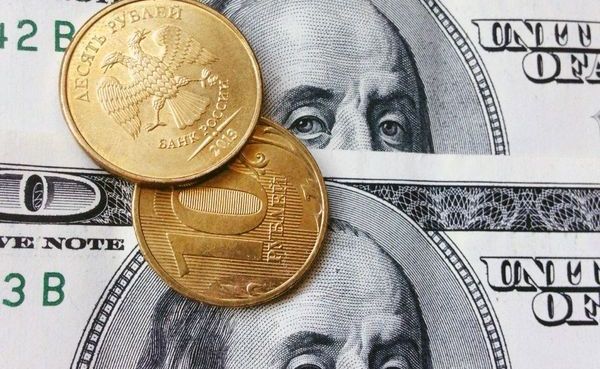 Рубль продолжает укрепляться к доллару и евро