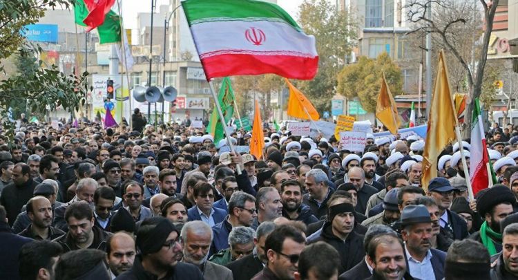 احتجاجات الإيرانيين تمتد إلى 6 محافظات .. حرق مقرات الباسيج وهتاف ضد "خامنئي"