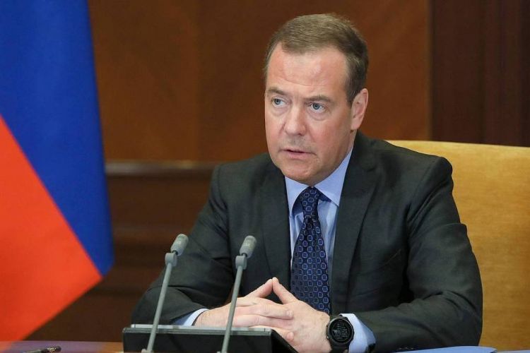 Медведев: России все равно, признает ли G7 изменение границ Украины