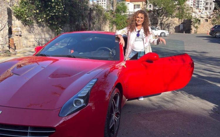 Bakıda restoran sahibi türkiyəli müğənniyə “Ferrari” hədiyyə etdi