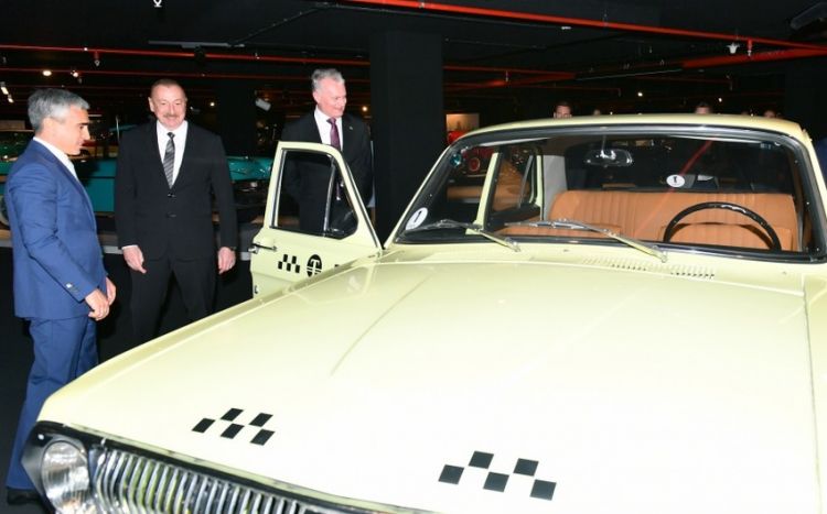 Главы государств ознакомились с выставкой классических автомобилей в Центре Гейдара Алиева