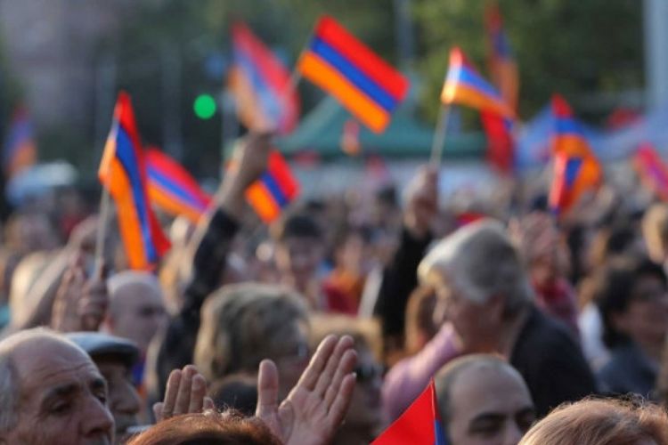 Шествие оппозиции в Ереване дошло до резиденции Пашиняна
