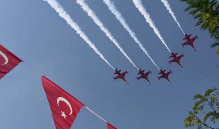 Турецкие истребители осуществляют полеты в небе над Баку
