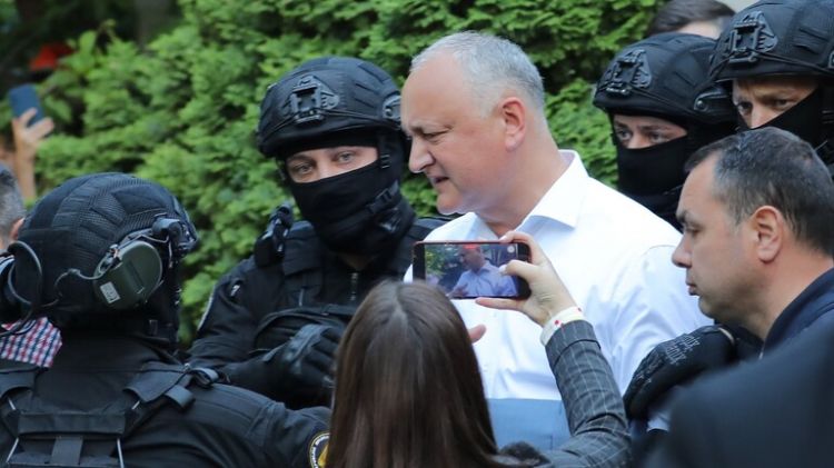 حبس رئيس مولدوفا السابق على ذمة التحقيق في تهم فساد والخيانة العظمى