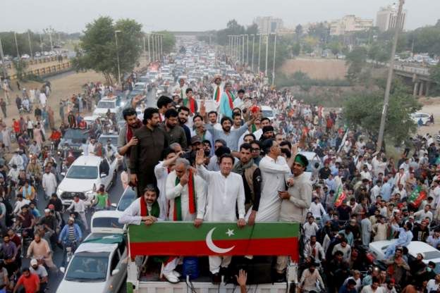 عمران خان يمهل الحكومة الباكستانية 6 أيام لحل البرلمان