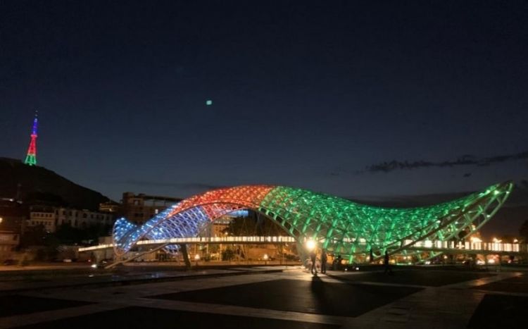 Тбилисская телебашня и "Мост Мира" освещены цветами азербайджанского флага