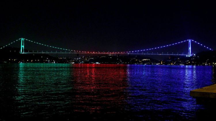 İstanbulun məşhur körpüsü Azərbaycan bayrağının rəngləriylə işıqlandırıldı