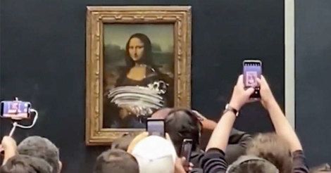 В Лувре мужчина измазал тортом картину «Мона Лиза»