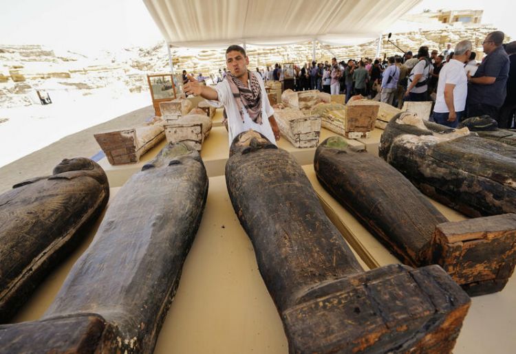 В Египте обнаружили сотни саркофагов с мумиями
