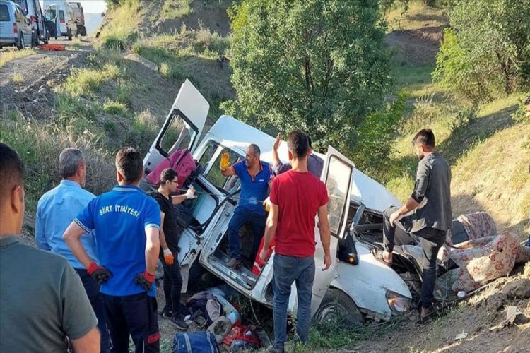Türkiyədə mikroavtobus aşdı Ölən və yaralananlar var