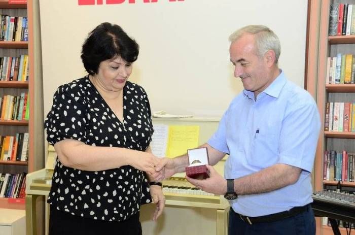 Vaqif Səmədoğlu medalı həyat yoldaşına təqdim edildi