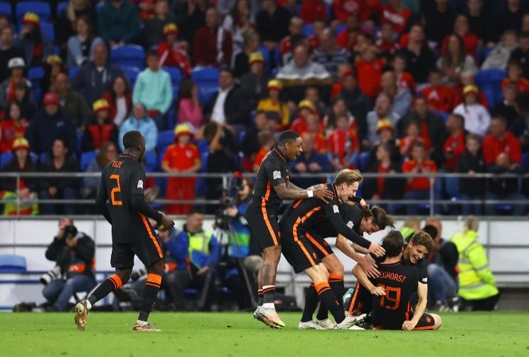 هولندا تهزم ويلز في الوقت القاتل وبلجيكا تعاقب بولندا بسداسية في دوري الأمم الأوروبية