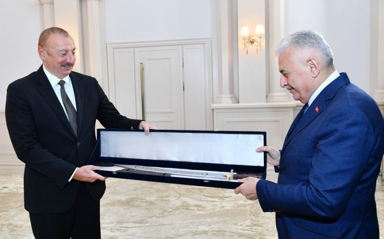 Президенту Ильхаму Алиеву подарили копию сабли султана Мехмеда Фатиха