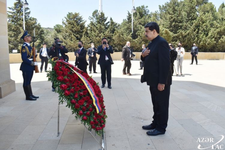 Президент Венесуэлы посетил Аллею шехидов в Баку