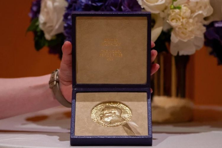 Нобелевскую медаль Муратова продали на аукционе за 103,5 миллиона долларов