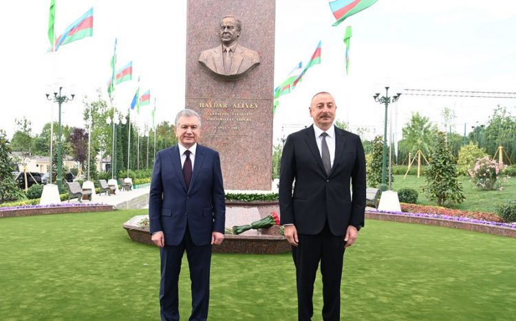 Президенты Азербайджана и Узбекистана приняли участие в церемонии открытия площади Гейдара Алиева в Ташкенте ОБНОВЛЕНО
