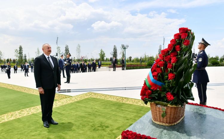 Президент Азербайджана посетил Монумент независимости в Ташкенте