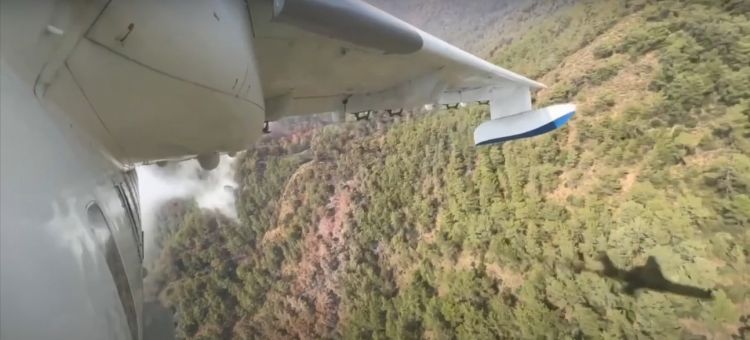 Азербайджанский самолет-амфибия продолжает борьбу с пожаром в Турции