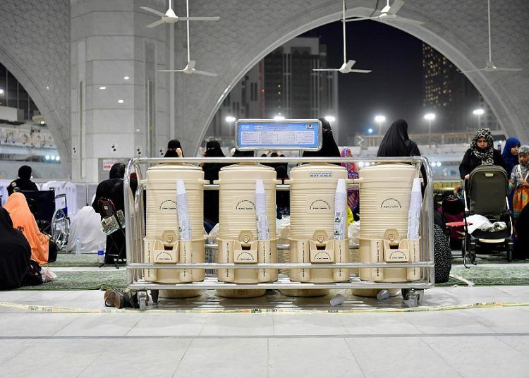 شئون الحرمين تستحدث «روبوتات» لتوزيع ماء زمزم على قاصدي المسجد الحرام