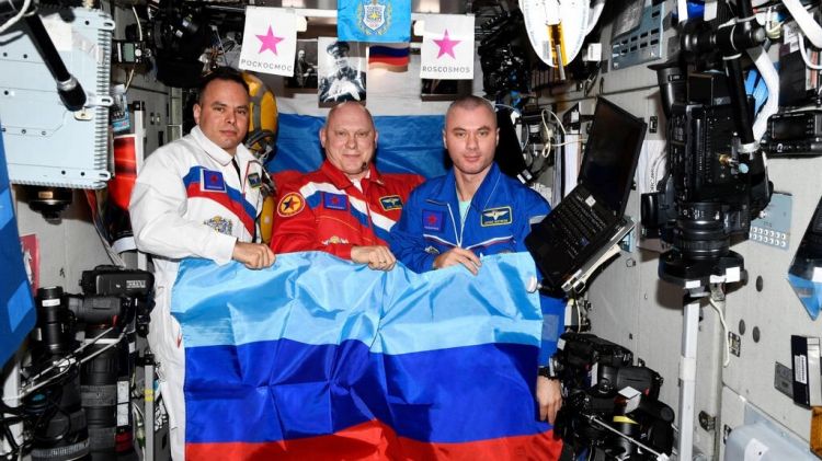 الرواد الروس على متن محطة الفضاء الدولية يحتفلون بالسيطرة على لوجانسك