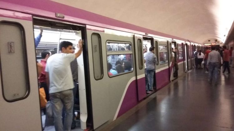 Bakı metrosunda qatarda tüstülənmə olub