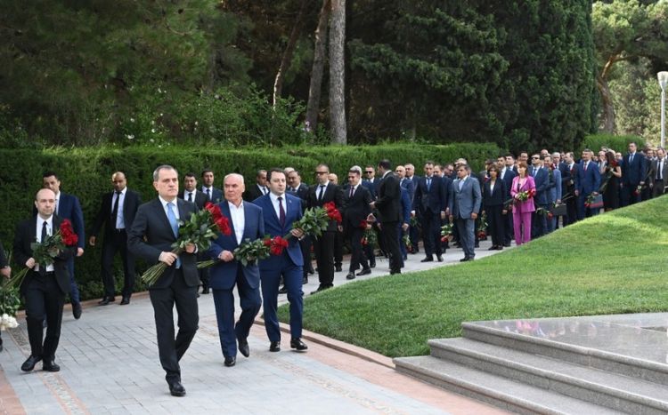Делегация МИД и руководители дипломатических представительств посетили Аллею почетного захоронения и Аллею шехидов