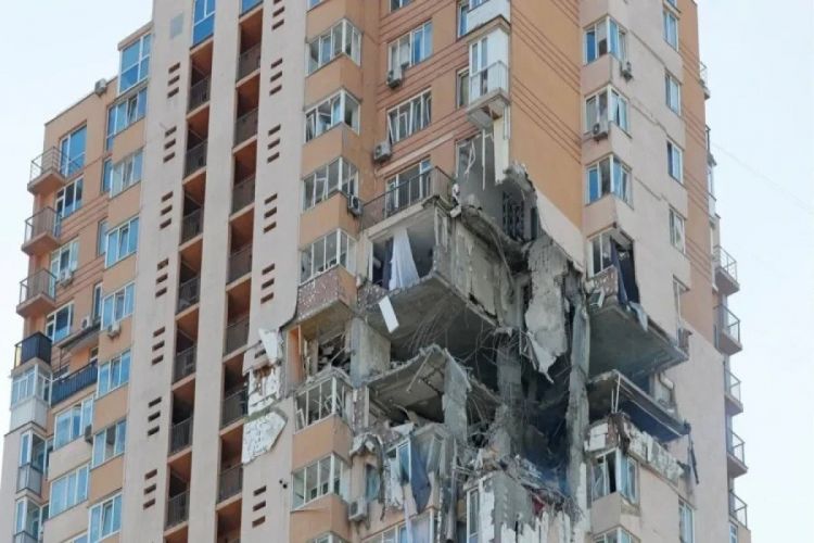 Российская армия попала ракетой в жилую многоэтажку в Харькове