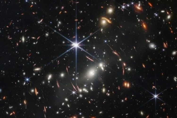 НАСА поделилось самым дальним изображением Вселенной