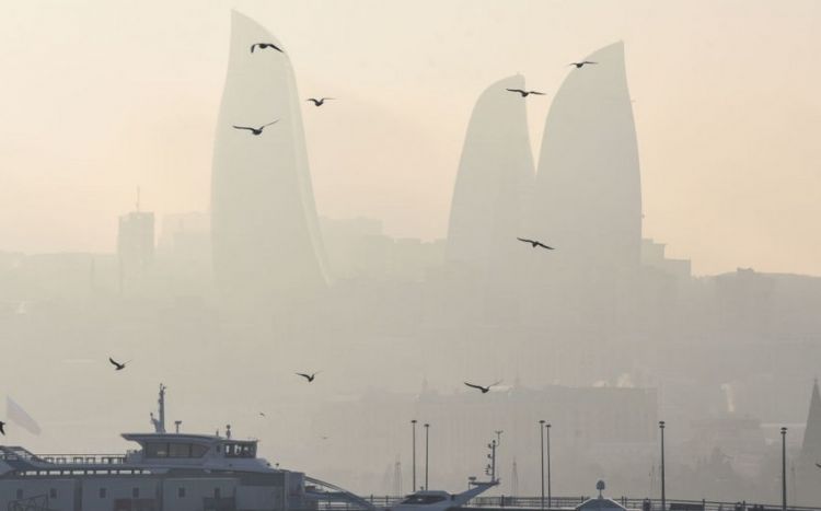 Баку окутал пылевой туман
