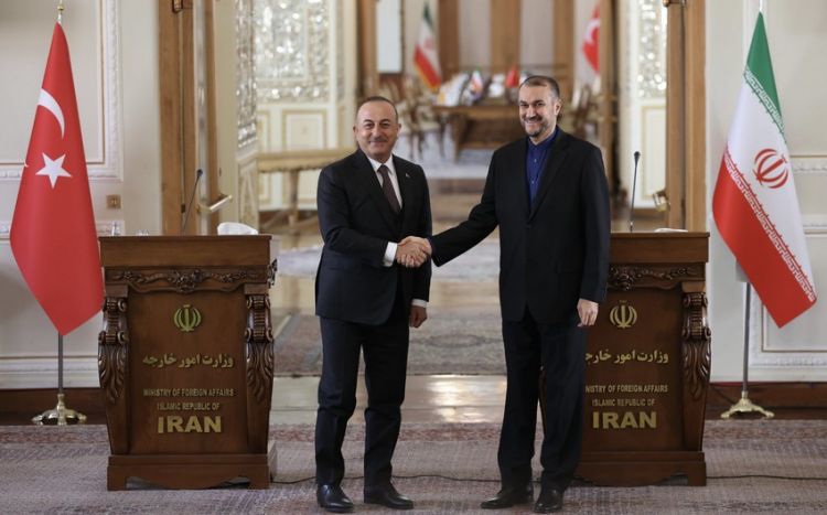 Главы МИД Ирана и Турции провели телефонный разговор в преддверии визита Эрдогана