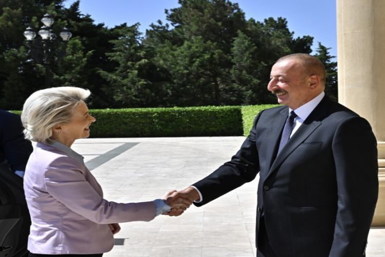 Проходит встреча президента Ильхама Алиева с президентом Европейской комиссии в расширенном составе