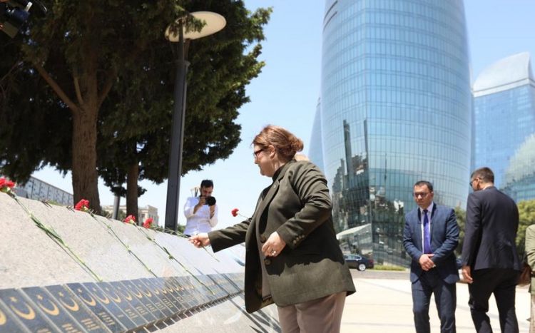 Турецкий министр посетила Аллею почетного захоронения и Аллею шехидов в Баку