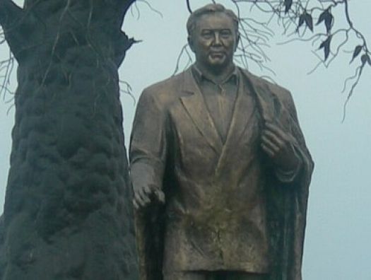 В Кыргызстане убрали памятник Назарбаеву