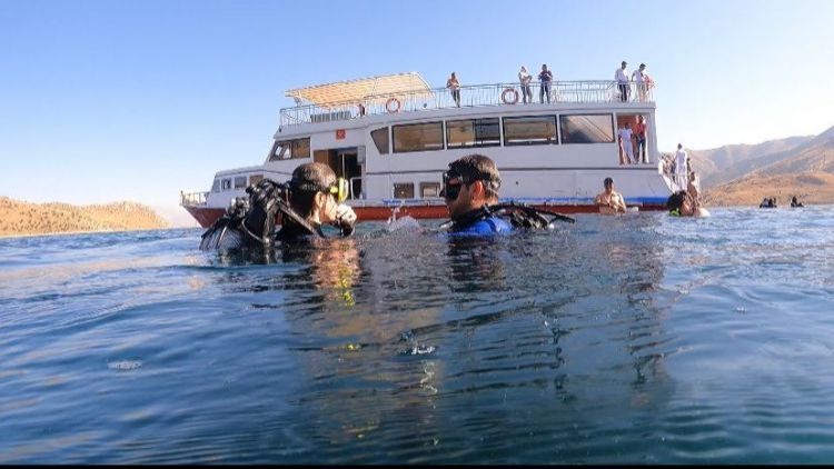 В Турции на озере Ван проходит фестиваль плавания и дайвинга