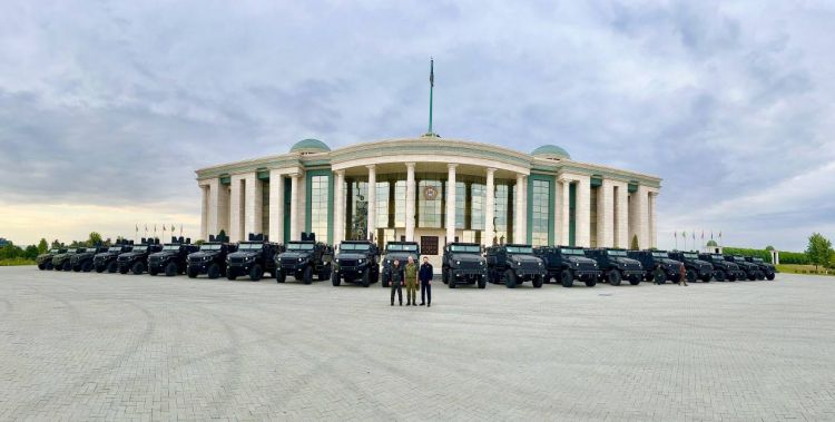 Кадыров показал закупленные для чеченских военных «АХМАТ-мобили»