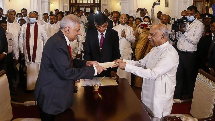 نائب سريلانكي بارز يؤدي اليمين رئيسا جديدا للوزراء وسط استمرار الأزمة السياسية في البلاد
