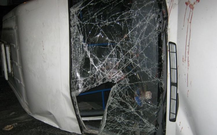 В Геранбое перевернулся микроавтобус, пострадали 24 человека