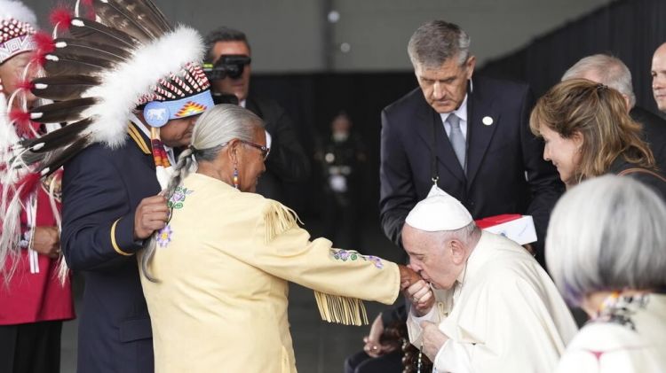 البابا فرنسيس يزور مدرسة داخلية سابقة للسكان الأصليين في كندا