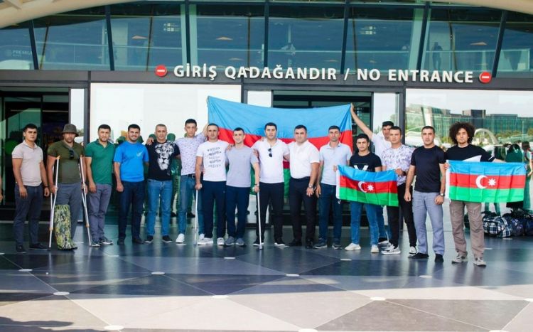 В Азербайджан вернулись десять лечившихся в Турции ветеранов